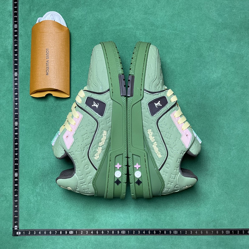 LOUIS VUITTON SNEAKERS (328)