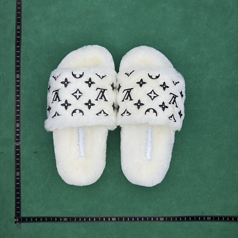 LOUIS VUITTON SNEAKERS (360)