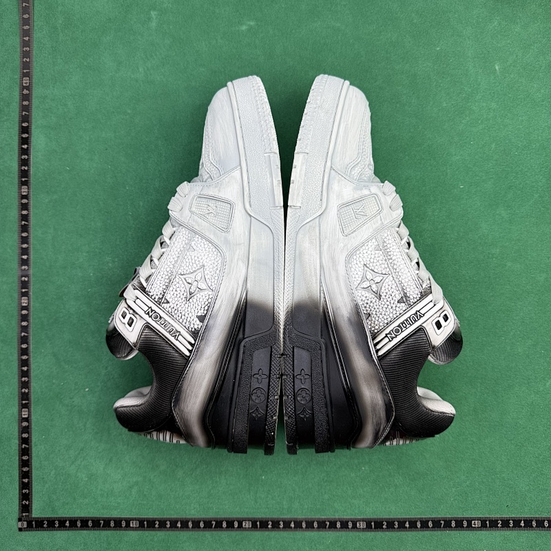 LOUIS VUITTON SNEAKERS (168)