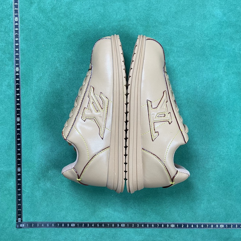 LOUIS VUITTON SNEAKERS (126)