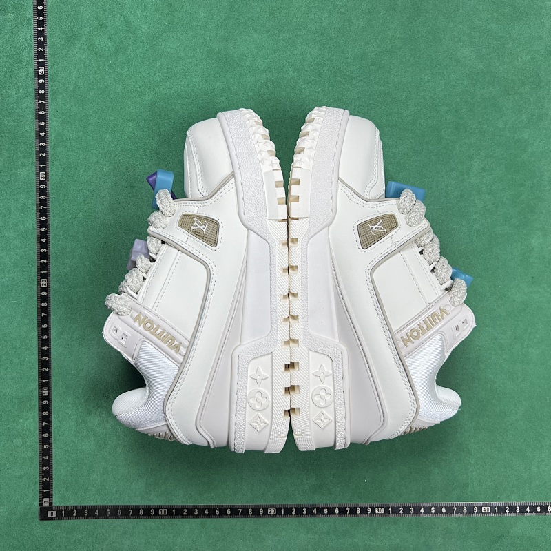 LOUIS VUITTON SNEAKERS (137)