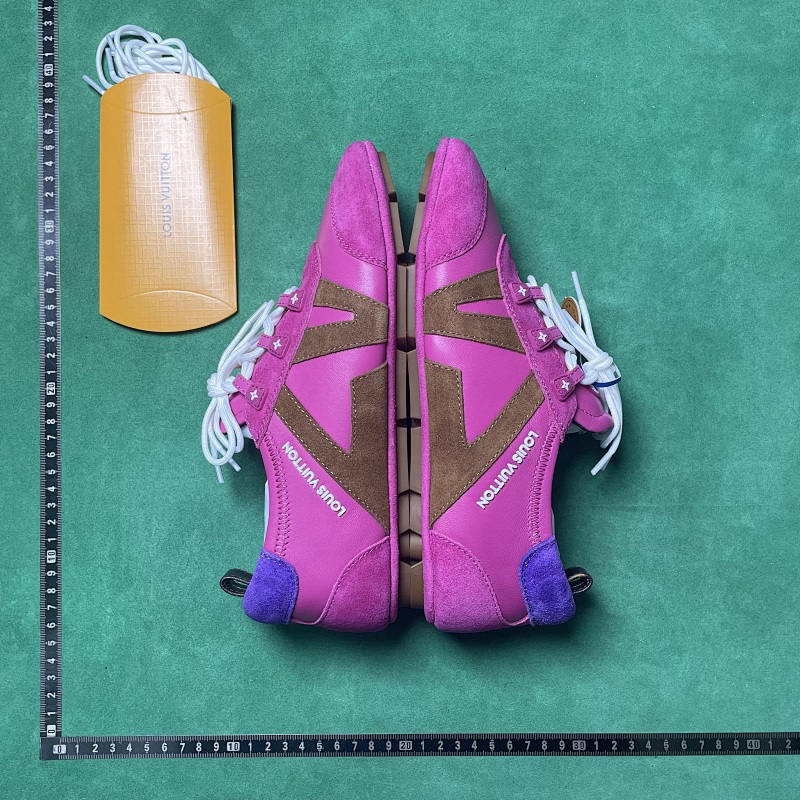 LOUIS VUITTON SNEAKERS (299)