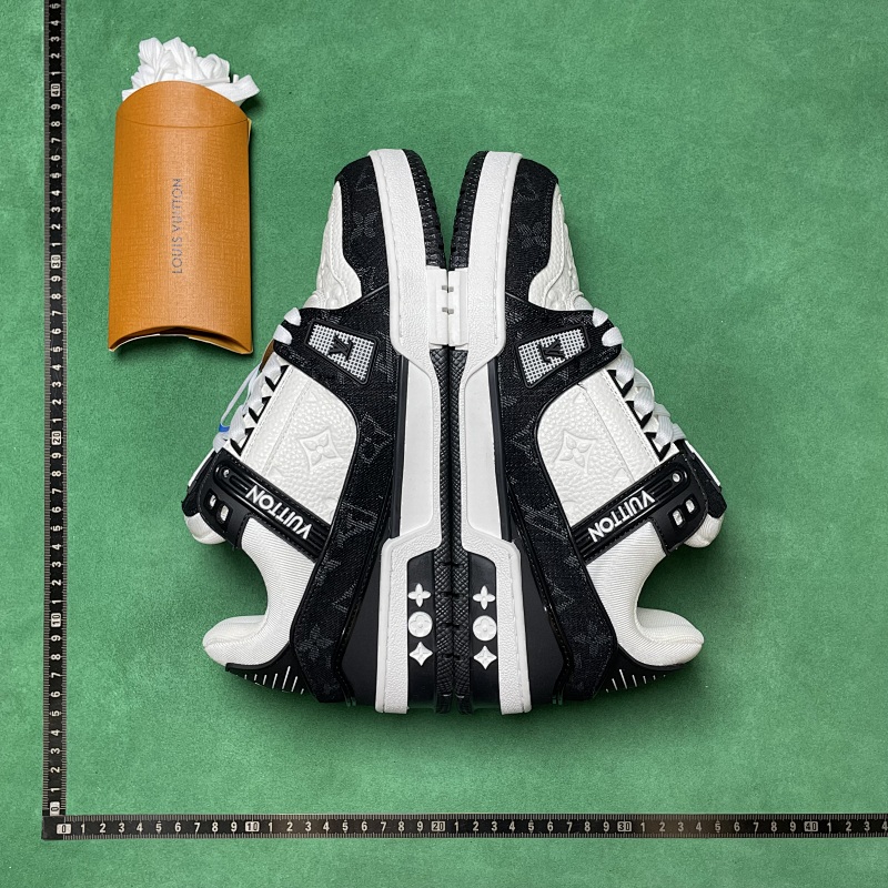 LOUIS VUITTON SNEAKERS (340)