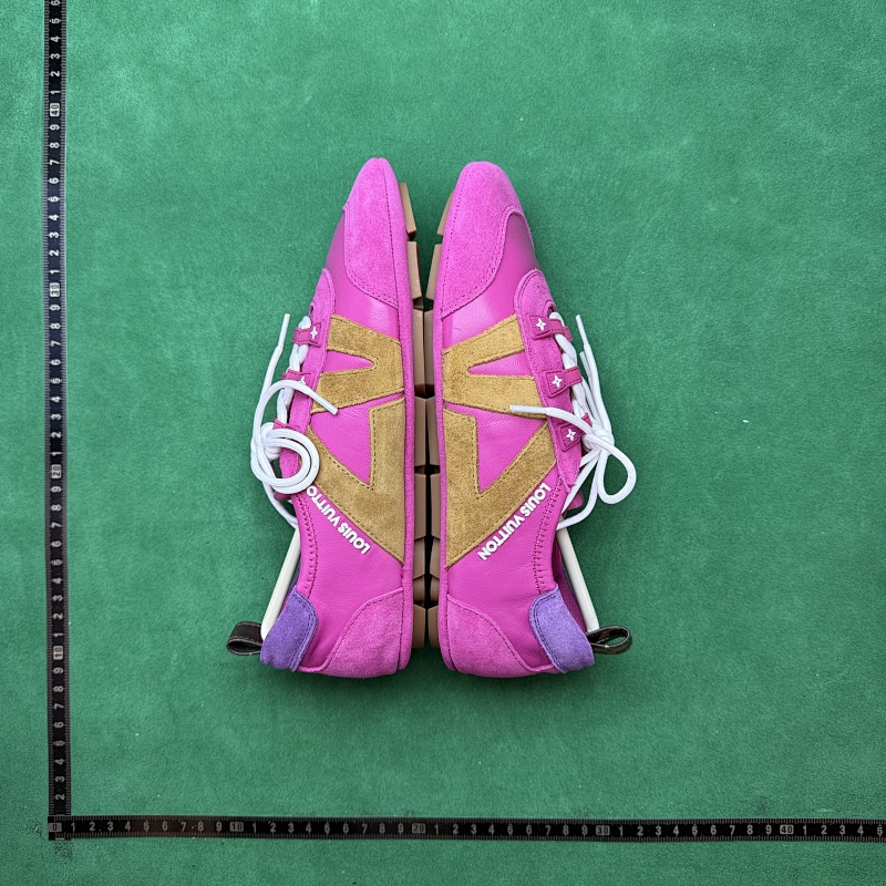 LOUIS VUITTON SNEAKERS (224)