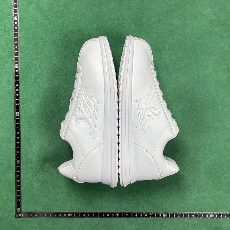 LOUIS VUITTON SNEAKERS (124)