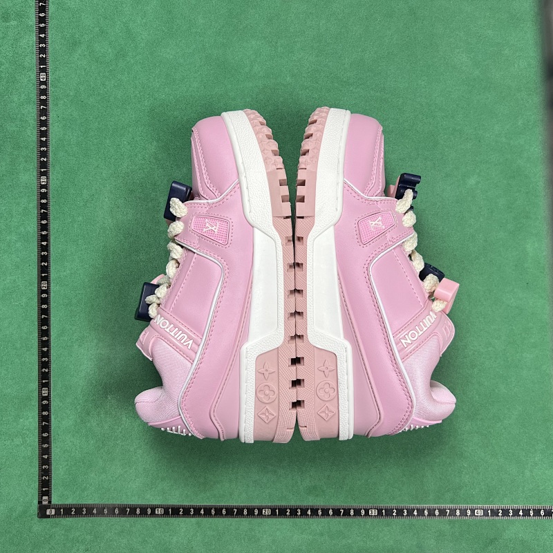LOUIS VUITTON SNEAKERS (154)