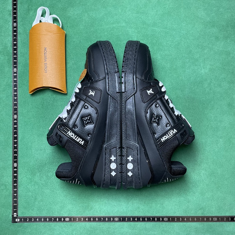 LOUIS VUITTON SNEAKERS (341)
