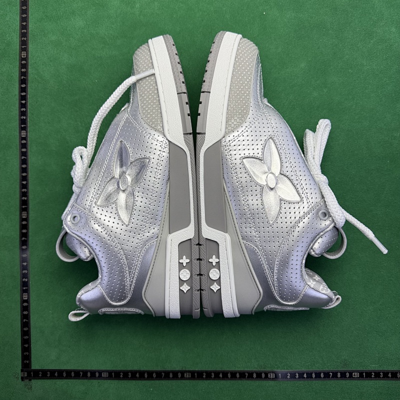 LOUIS VUITTON SNEAKERS (304)