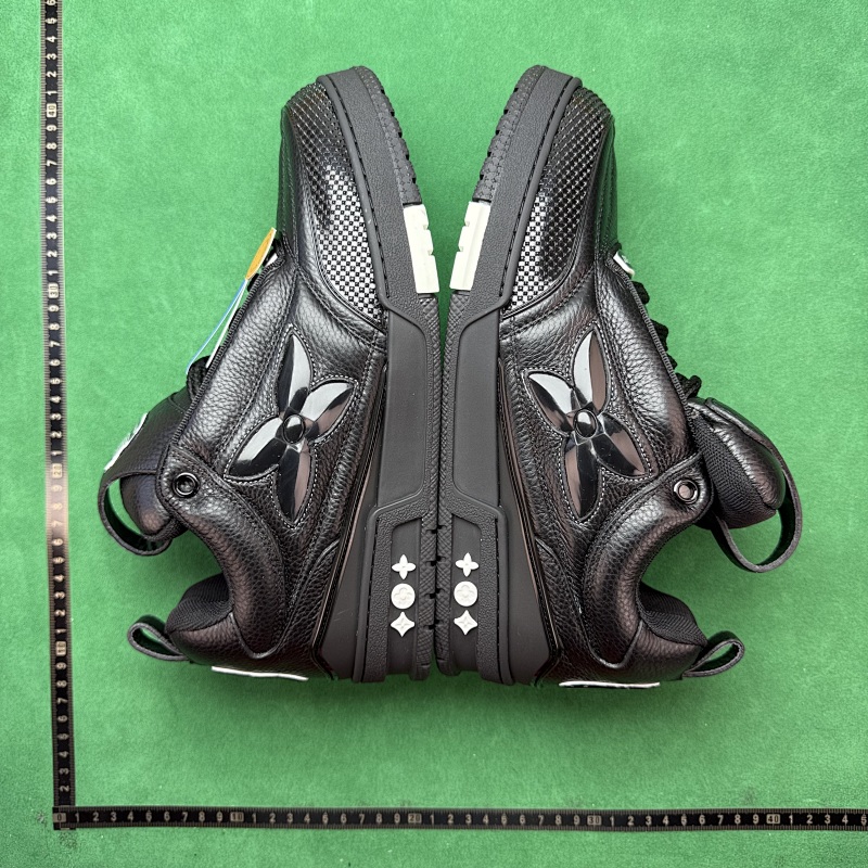 LOUIS VUITTON SNEAKERS (319)