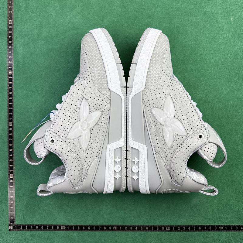 LOUIS VUITTON SNEAKERS (305)