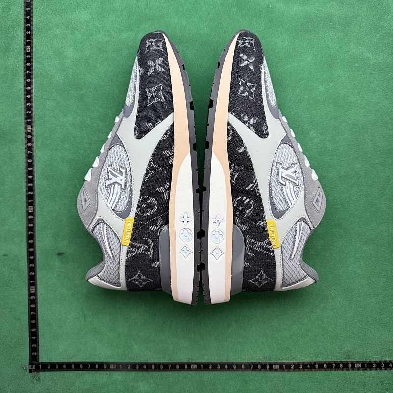 LOUIS VUITTON SNEAKERS (245)