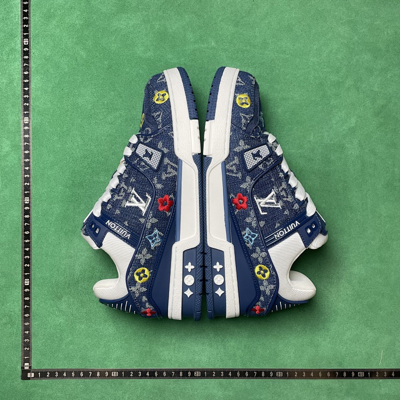 LOUIS VUITTON SNEAKERS (266)