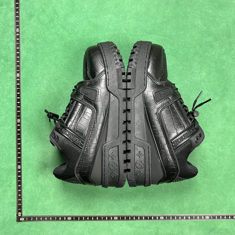 LOUIS VUITTON SNEAKERS (150)