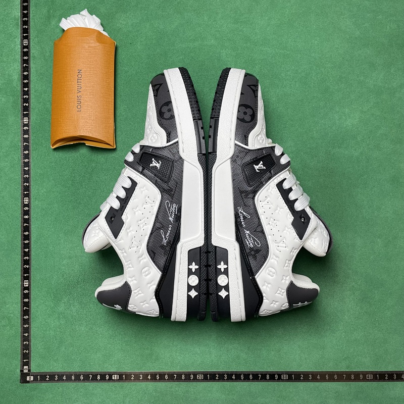 LOUIS VUITTON SNEAKERS (331)