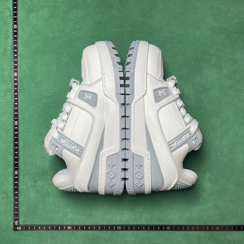 LOUIS VUITTON SNEAKERS (295)