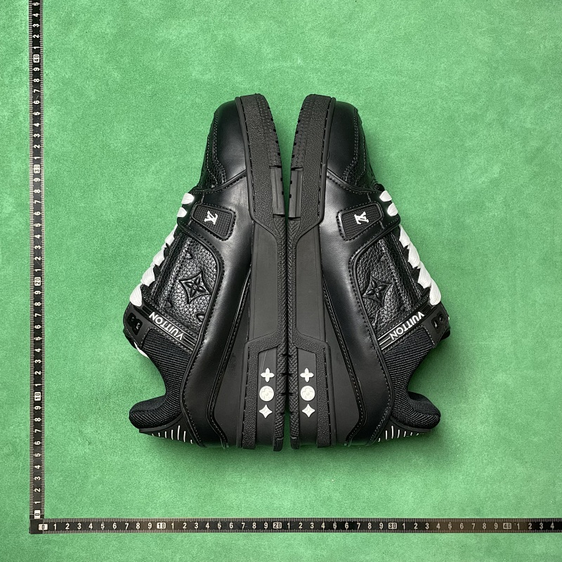 LOUIS VUITTON SNEAKERS (269)