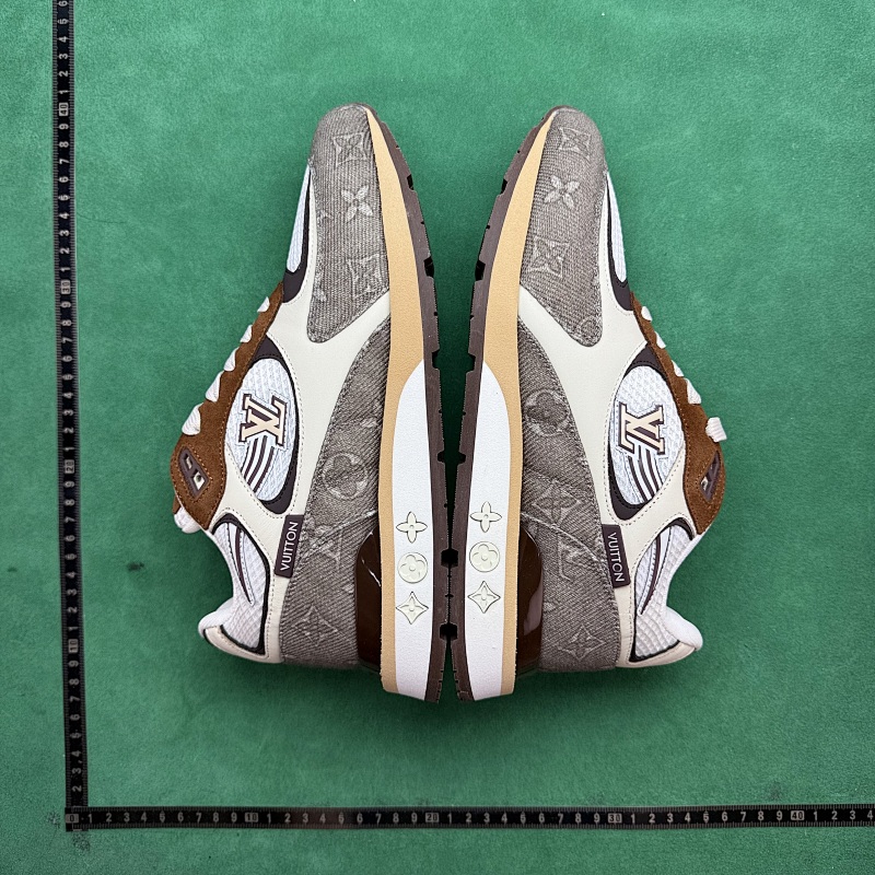 LOUIS VUITTON SNEAKERS (241)