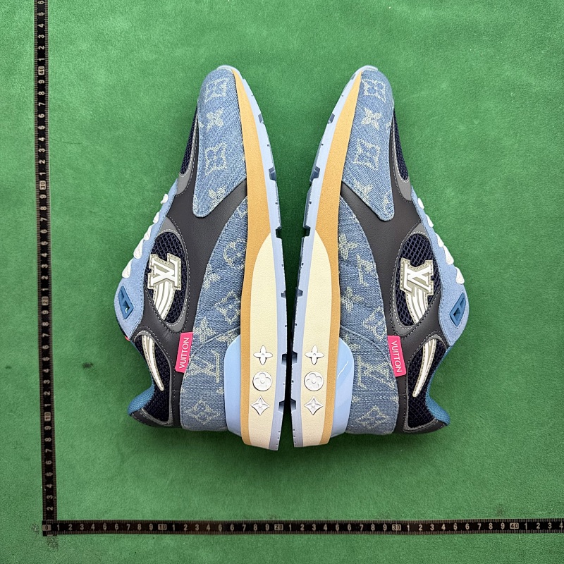 LOUIS VUITTON SNEAKERS (243)