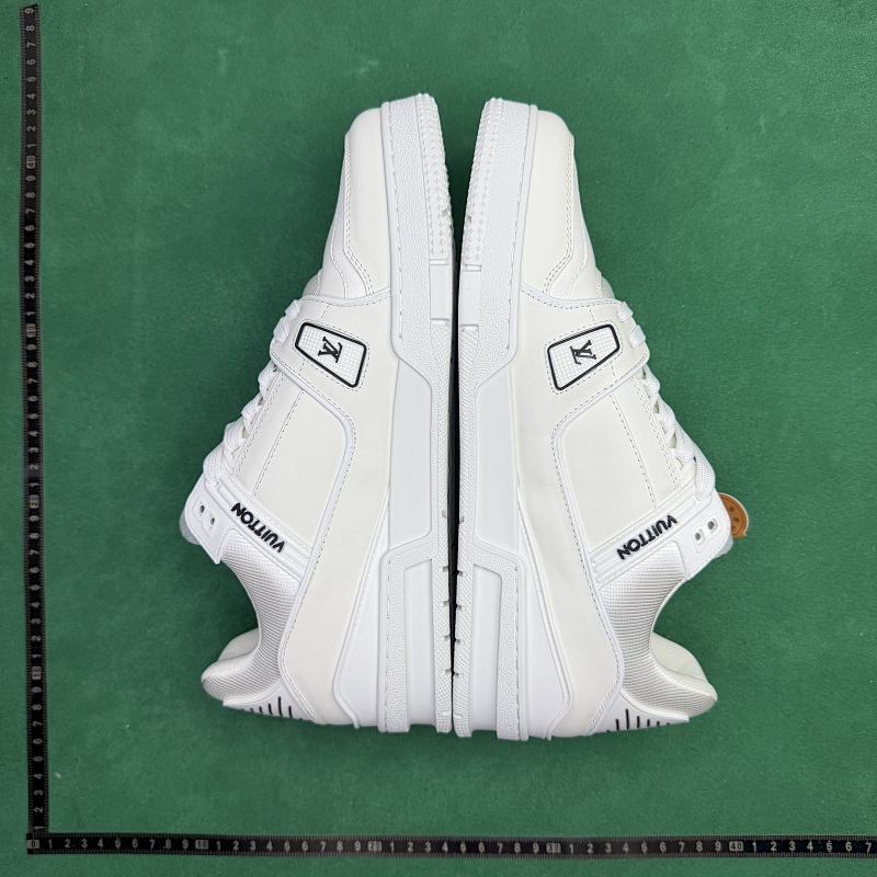 LOUIS VUITTON SNEAKERS (86)