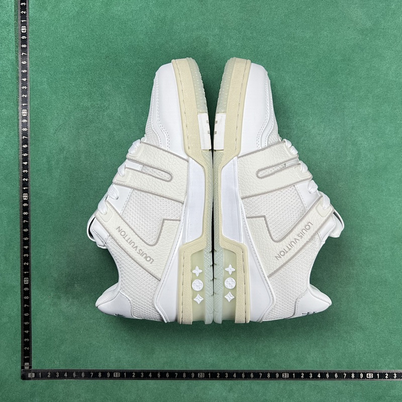 LOUIS VUITTON SNEAKERS (26)
