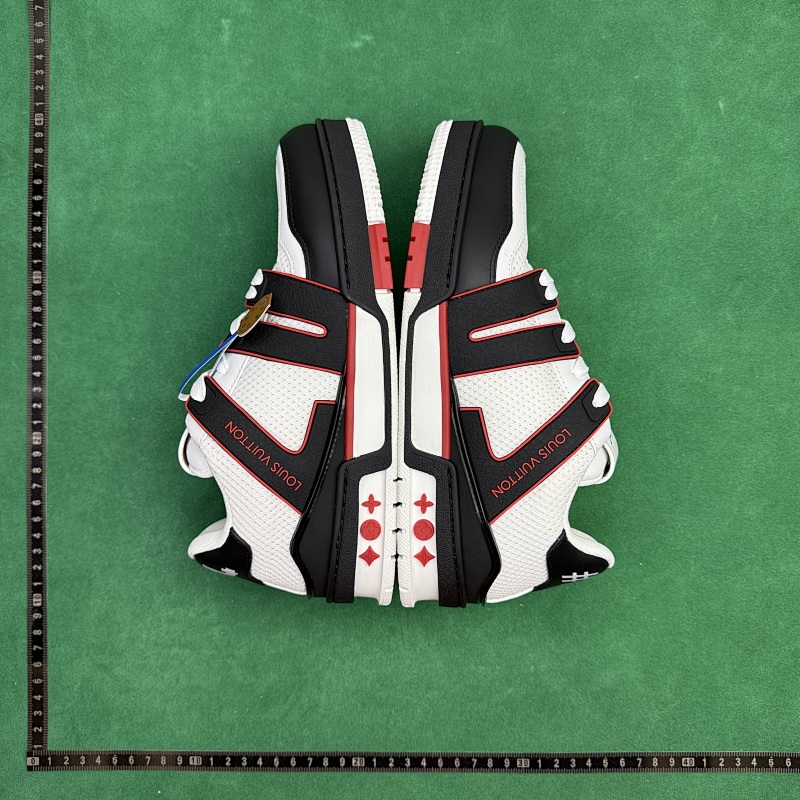 LOUIS VUITTON SNEAKERS (203)