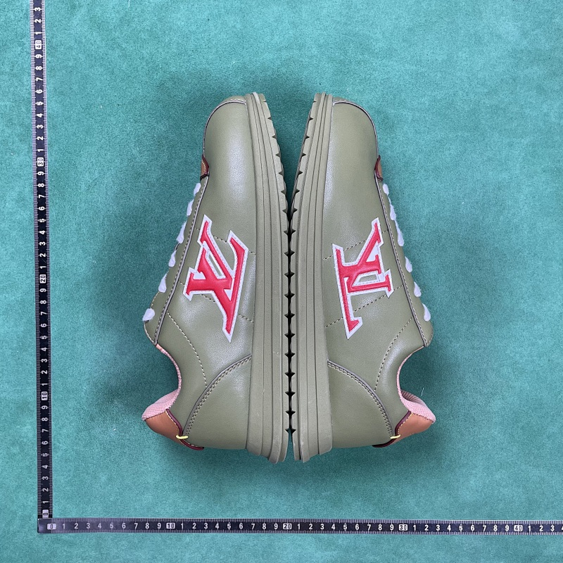 LOUIS VUITTON SNEAKERS (129)