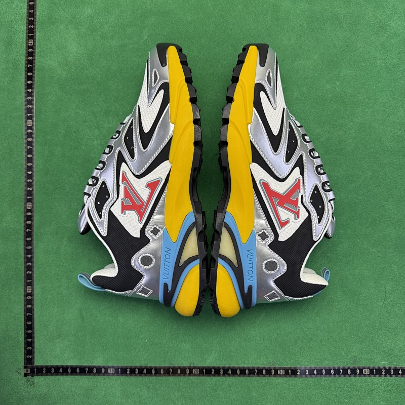 LOUIS VUITTON SNEAKERS (247)