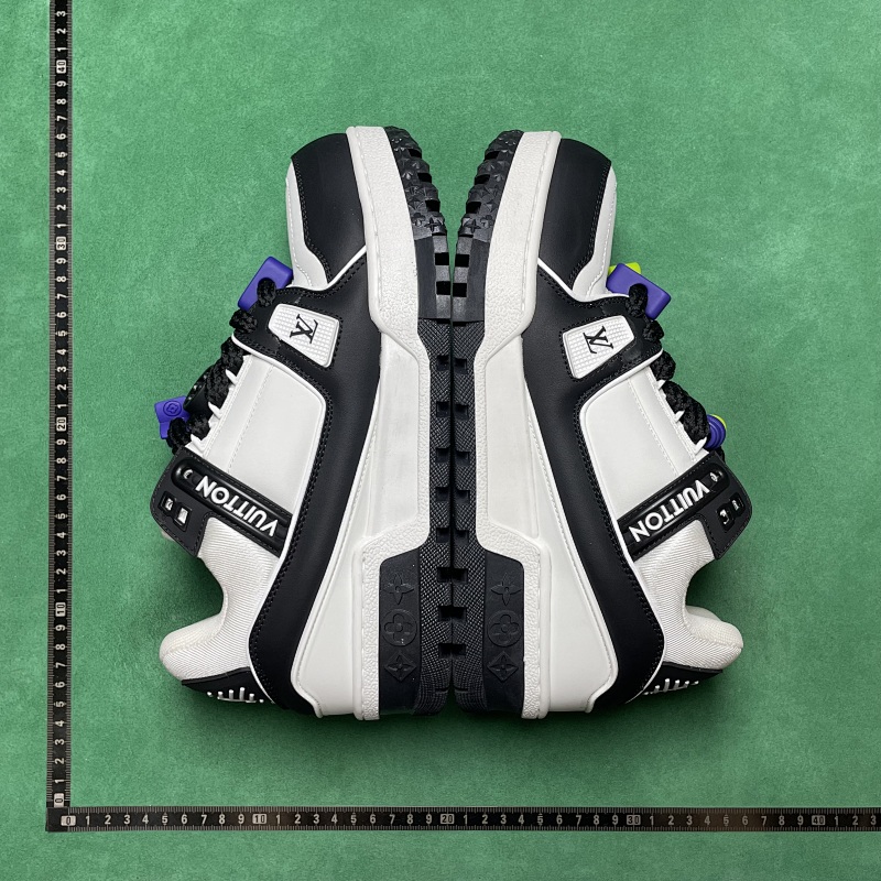 LOUIS VUITTON SNEAKERS (284)