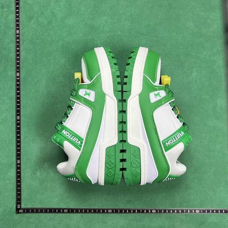 LOUIS VUITTON SNEAKERS (135)