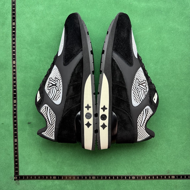 LOUIS VUITTON SNEAKERS (240)