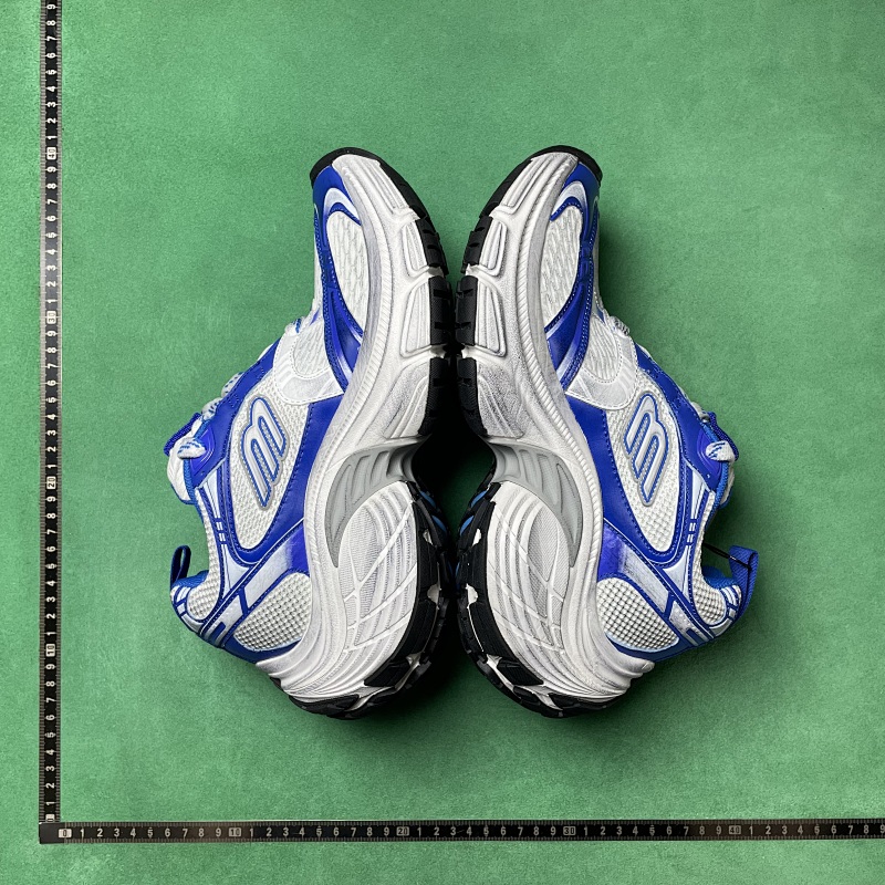 BALENCIAGA SNEAKERS (240)