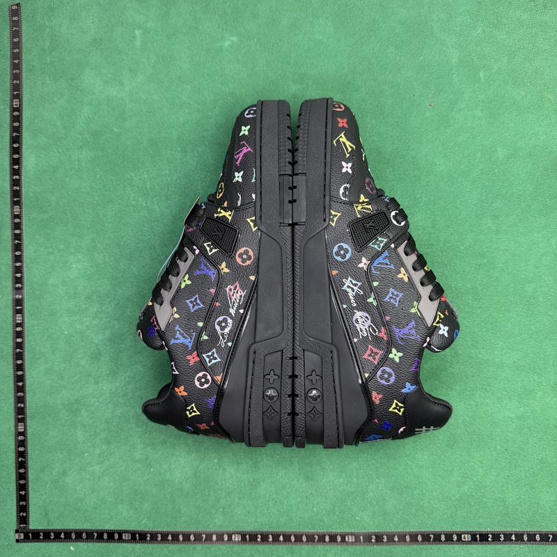 LOUIS VUITTON SNEAKERS (63)