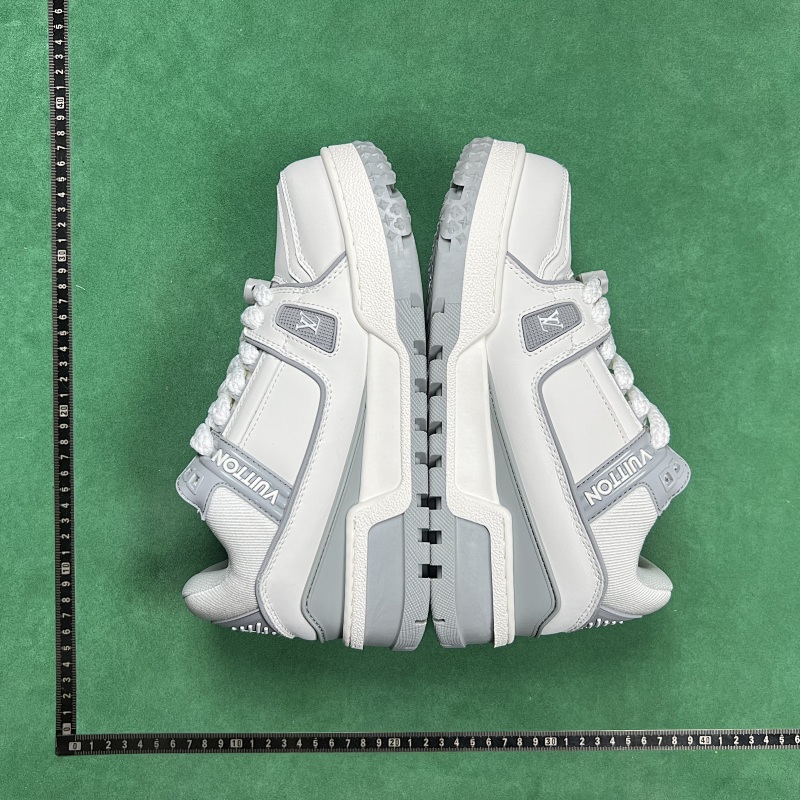 LOUIS VUITTON SNEAKERS (152)