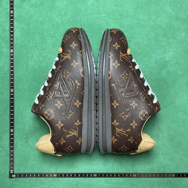 LOUIS VUITTON SNEAKERS (239)