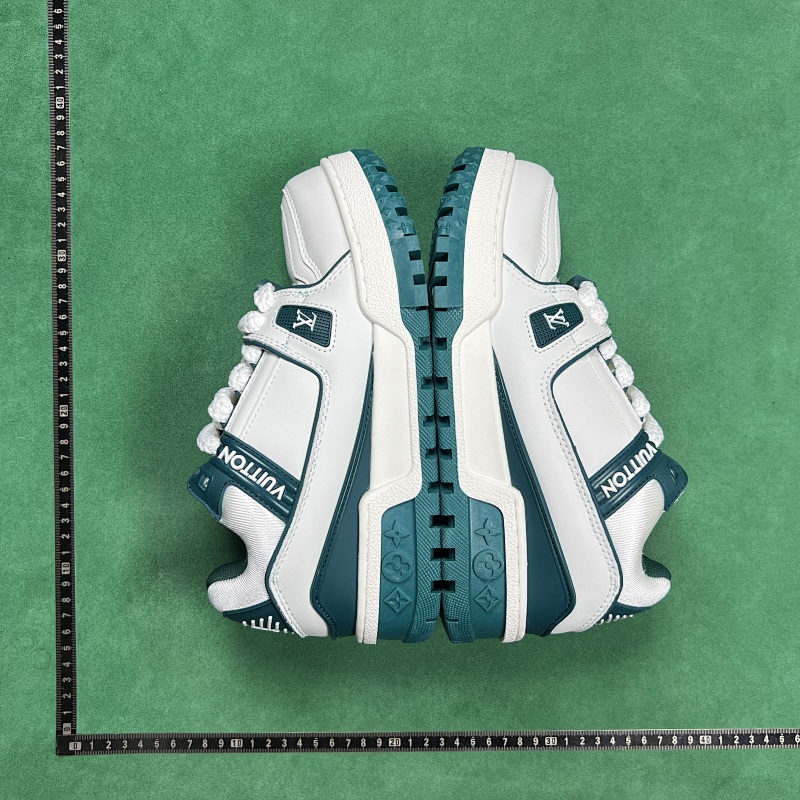 LOUIS VUITTON SNEAKERS (141)