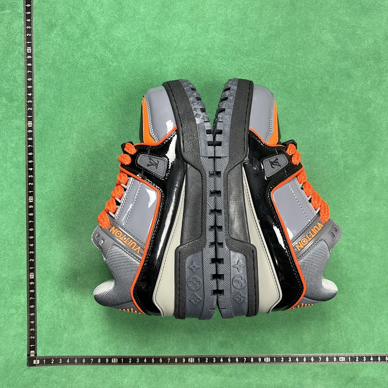LOUIS VUITTON SNEAKERS (149)