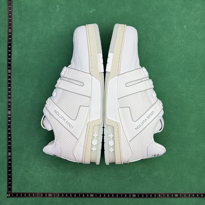 LOUIS VUITTON SNEAKERS (201)