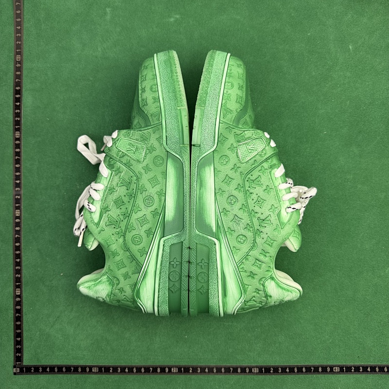 LOUIS VUITTON SNEAKERS (163)