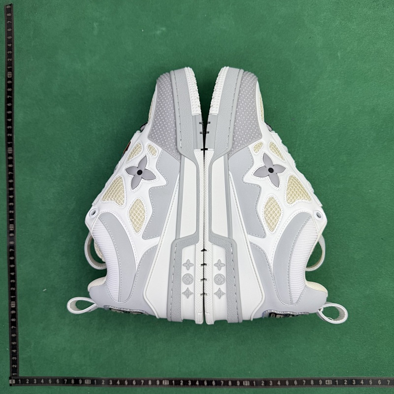 LOUIS VUITTON SNEAKERS (44)