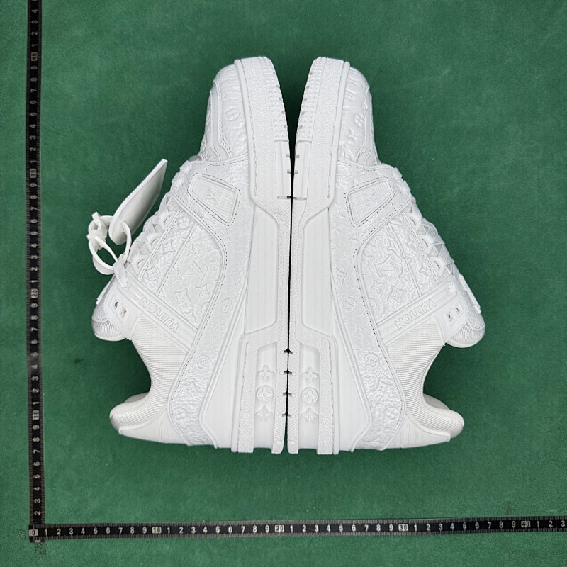 LOUIS VUITTON SNEAKERS (323)