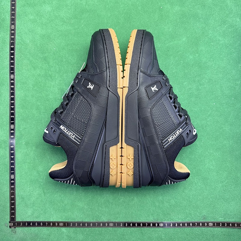 LOUIS VUITTON SNEAKERS (186)