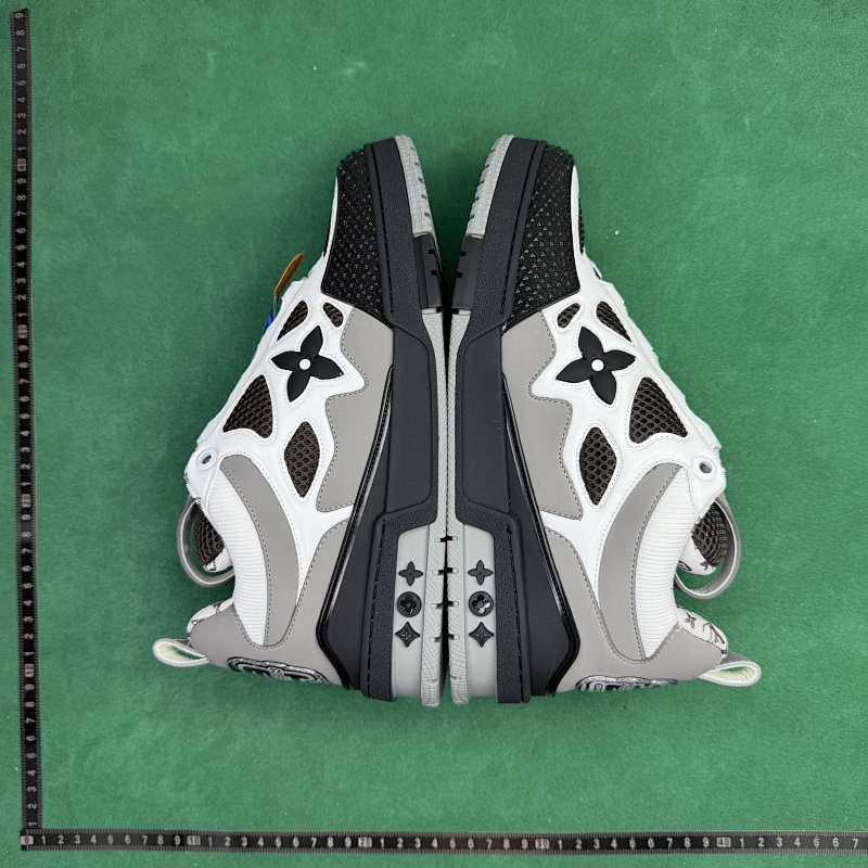 LOUIS VUITTON SNEAKERS (39)