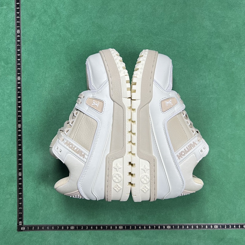 LOUIS VUITTON SNEAKERS (148)