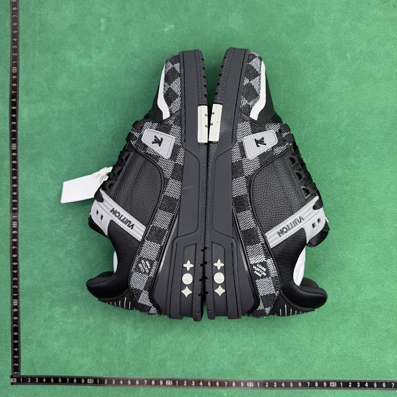 LOUIS VUITTON SNEAKERS (104)