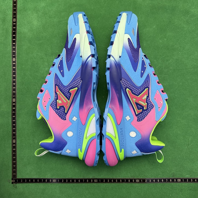 LOUIS VUITTON SNEAKERS (261)