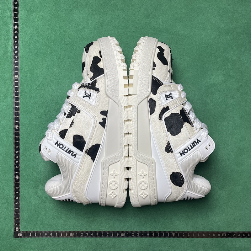 LOUIS VUITTON SNEAKERS (286)