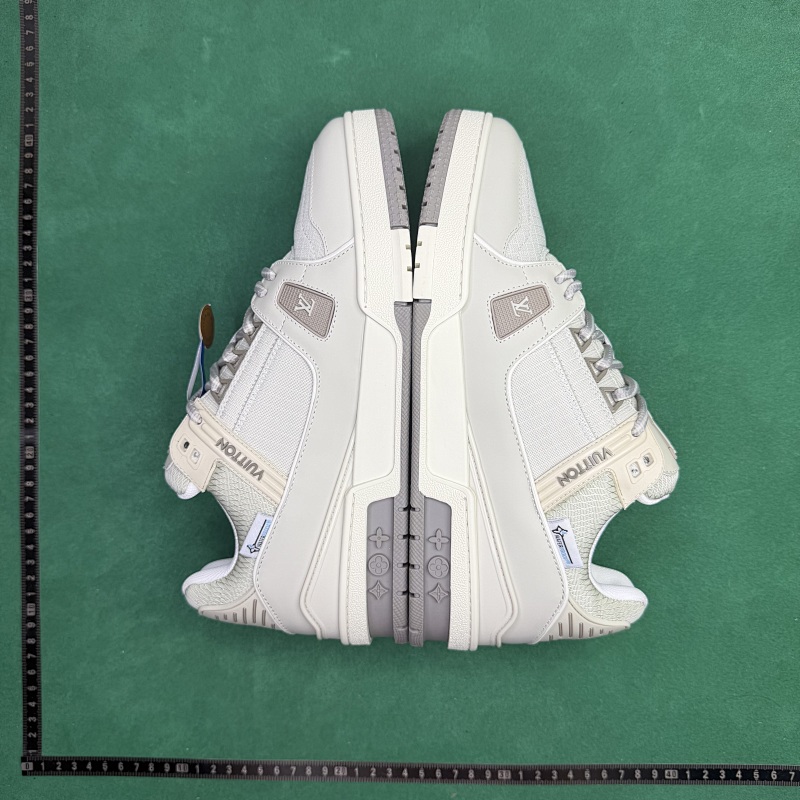 LOUIS VUITTON SNEAKERS (102)