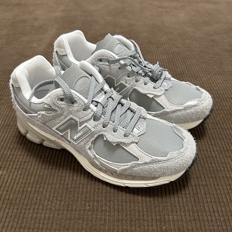 NEW BALANCE 2002R