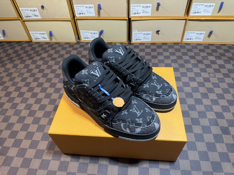 LOUIS VUITTON 1V Trainer 全黑牛仔