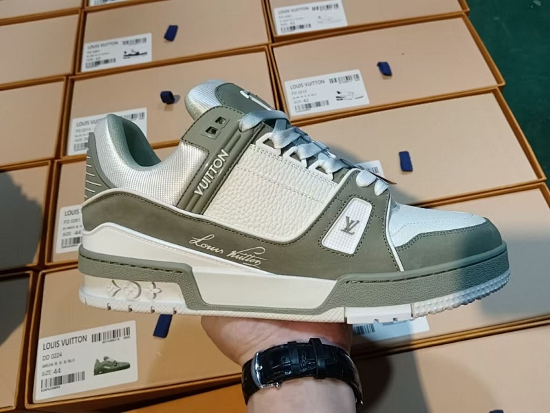 LOUIS VUITTON 1V Trainer White Green (2)